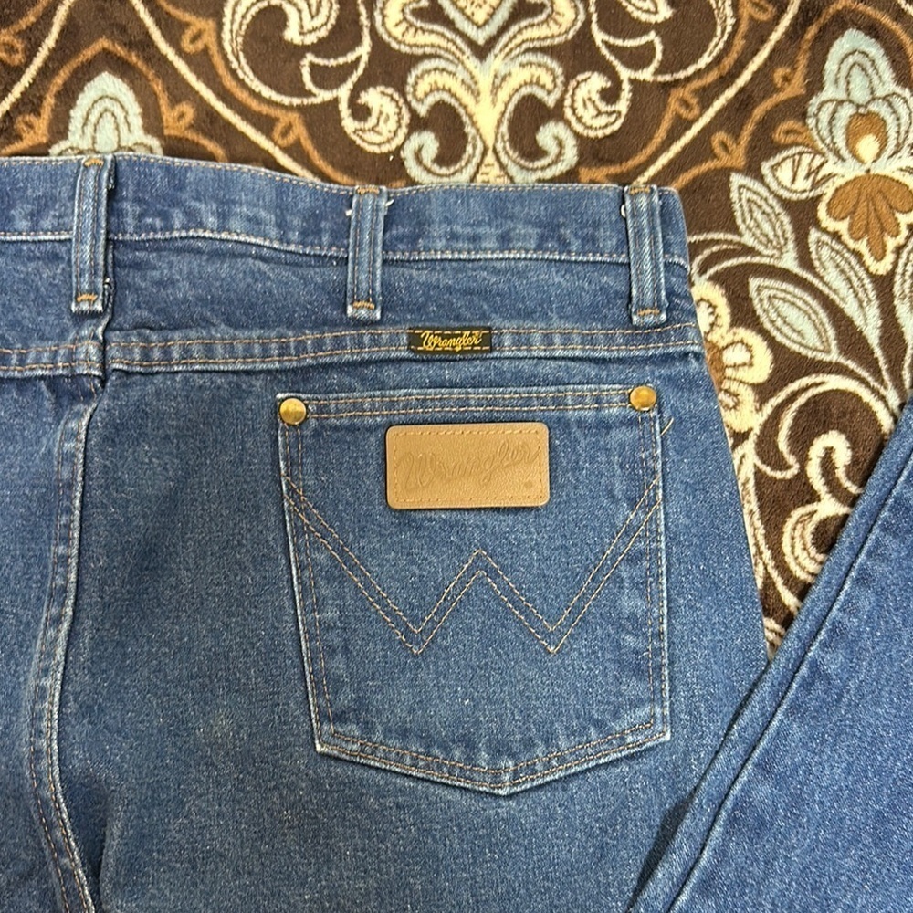 Wrangler Blue Relaxed Jeans with Classic Indigo Finish - Picture 2 of 6